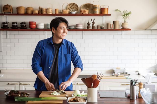 배우 류수영은 8일 서울 중구 프란치스코 교육회관에서 열린 기자간담회에서 책에서 한 가지 레시피를 꼽는다면 아버지와 술 한잔할 때 만들었던 '돈파육'을 추천한다며 아버지와 추억이 있는 음식이라 그렇다고 말했다. 세미콜론 제공