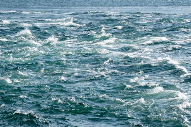 소용돌이 조수가 발생하지 않아도 거친 파도로 가득한 나루토해협.