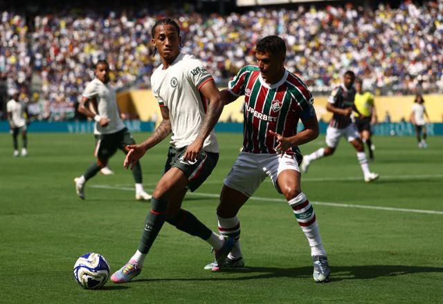 주앙 페드루(왼쪽)와 티아구 실바가 9일(한국시간) 미국 뉴저지주 이스트러더퍼드의 메트라이프 스타디움에서 열린 첼시와 플루미넨시의 2025 FIFA 클럽 월드컵 준결승전에서 경기를 펼치고 있다. 페드루는 플루미넨시에서 프로 데뷔했고, 실바는 직전 소속팀이 첼시였다. 이스트러더퍼드=로이터 연합뉴스