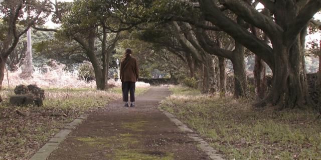 영경은 술 때문에 수환 곁을 떠나나 이내 돌아오기를 반복한다. 시네마 달 제공