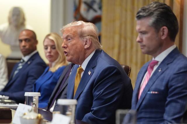 도널드 트럼프(오른쪽 두 번째) 미국 대통령이 8일 미 워싱턴 백악관에서 주재한 내각회의에서 발언하고 있다. 워싱턴=AP 뉴시스