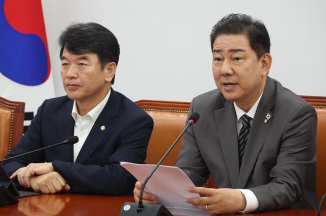 김병기 더불어민주당 당대표 직무대행 겸 원내대표가 8일 서울 여의도 국회에서 열린 원내대책회의에서 발언을 하고 있다. 왼쪽은 문진석 원내운영수석부대표. 뉴시스