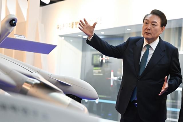2022년 12월 29일 윤석열 당시 대통령이 대전 유성구 국방과학연구소를 방문해 무인기 연구 현장 참관을 하고 있다. 대통령실 제공