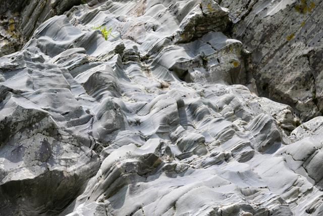 미요시시 오보케협곡의 물과 자갈에 의해 갈린 바위.