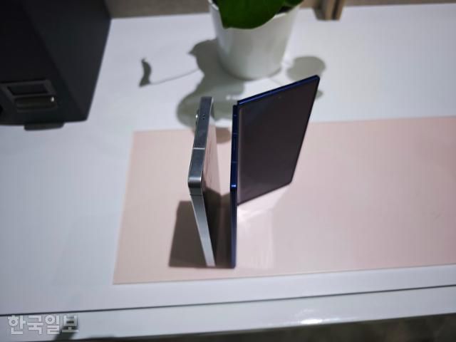 갤럭시S 25 울트라(왼쪽)와 갤럭시 Z 폴드7이 펼쳐진 모습의 두께 비교 사진. 뉴욕=김진욱 기자