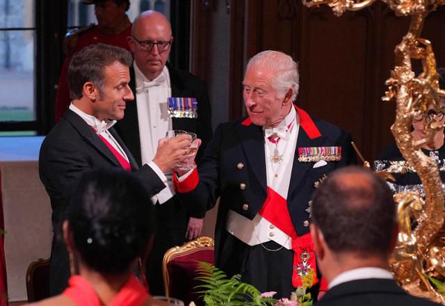 영국을 국빈 방문 중인 에마뉘엘 마크롱(왼쪽) 프랑스 대통령이 8일 찰스 3세 영국 국왕과 국빈 만찬 중 건배하고 있다. 윈저=AP뉴시스