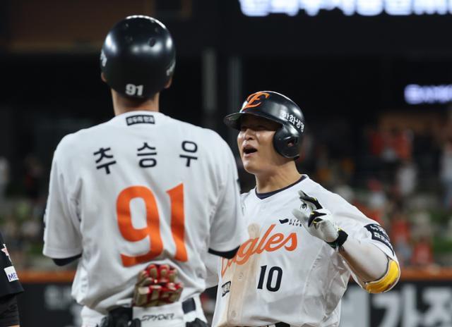 한화 이진영(오른쪽)이 10일 대전 한화생명 볼파크에서 열린 KIA와 경기에서 9회말 중전 안타를 치고 환호하고 있다. 대전=뉴스1