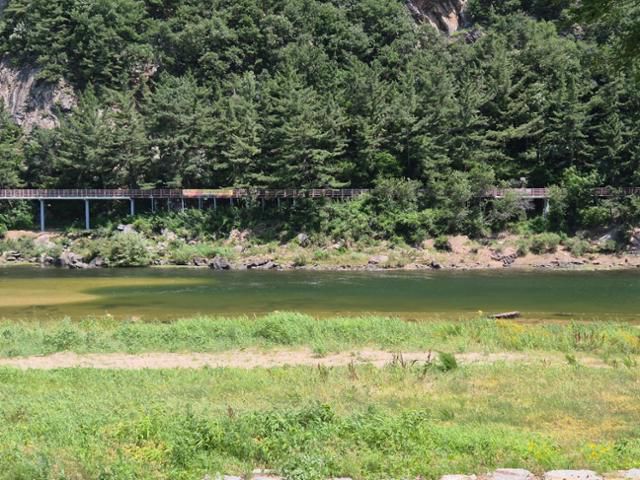 9일 20대 청년 4명이 물놀이를 하다 숨지는 사고가 일어난 충남 금산군 제원면 천내리의 금강 상류는 물가가 얕아도 갑자기 깊어져 사고 위험이 도사리고 있다. 금산=최두선 기자