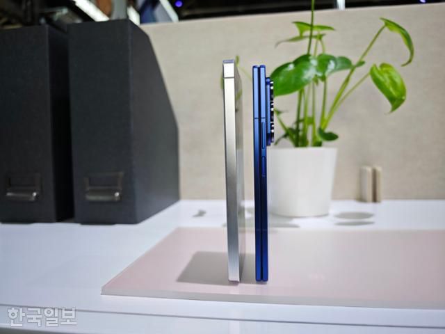 갤럭시S 25 울트라(왼쪽)와 갤럭시 Z 폴드7이 접힌 상태의 두께 비교 사진. 뉴욕=김진욱 기자