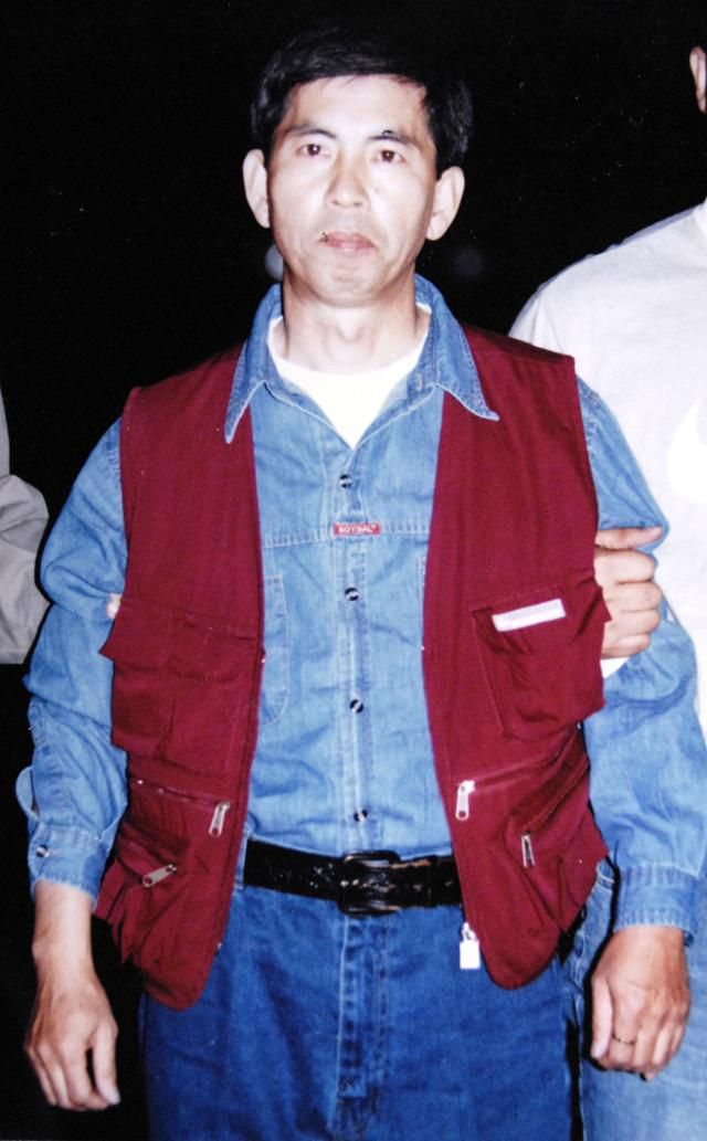 안두희를 살해한 뒤 자수해 경찰에 검거된 박기서씨의 모습. 한국일보 자료사진