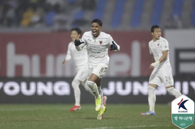 포항 스틸러스의 오베르단이 4월 5일 경기 수원종합운동장에서 열린 K리그1 2025 수원FC와 경기에서 득점 후 세리머니를 하고 있다. 한국프로축구연맹 제공
