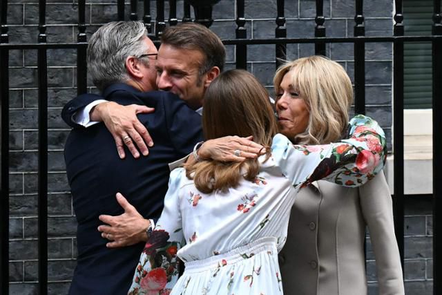 영국을 국빈 방문 중인 에마뉘엘 마크롱 대통령과 영부인 브리지트 마크롱이 9일, 총리 관저인 런던의 다우닝가 10번지에 도착하자 키어 스타머 총리와 그의 아내 빅토리아 스타머가 이들을 맞이하고 있다. 런던=AFP 연합뉴스