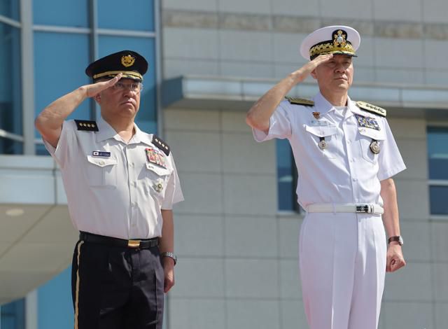 김명수(오른쪽) 합동참모본부 의장과 요시다 요시히데 일본 통합막료장이 10일 서울 용산구 국방부 연병장에서 열린 일 통합막료장 환영 의장행사에서 경례를 하고 있다. 연합뉴스