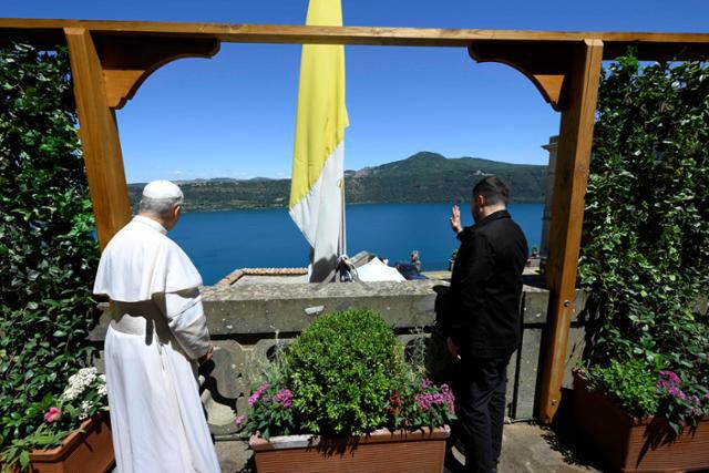 레오 14세(왼쪽) 교황과 볼로디미르 젤렌스키 우크라이나 대통령이 9일 이탈리아 카스텔 간돌포의 교황 거처 발코니에서 시민들을 향해 손을 흔들고 있다. 카스텔 간돌포=로이터 연합뉴스