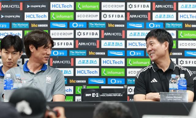 홍명보(왼쪽) 한국 축구대표팀 감독과 모리야스 하지메 일본 축구대표팀 감독이 6일 경기 용인미르스타디움에서 열린 2025 동아시아축구연맹(EAFF) E-1 챔피언십(동아시안컵) 기자회견에 참석해 웃으며 대화를 하고 있다. 뉴시스