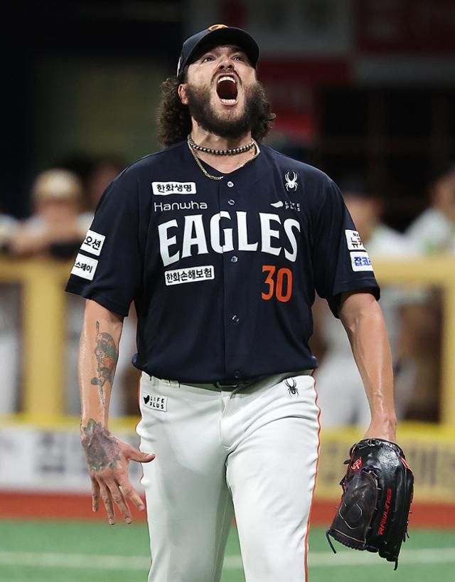 한화의 선발투수 코디 폰세가 4일 서울 고척스카이돔에서 열린 키움과 경기에서 7회말 삼진으로 이닝을 끝낸 후 포효하고 있다. 뉴스1