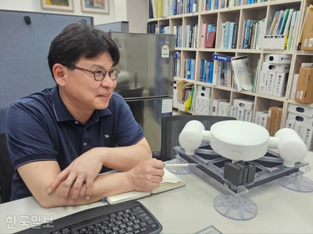 6월 25일 부산 영도구 한국해양과학기술원에서 한택희 책임연구원이 해저기지 모형을 가리키며 설명하고 있다. 부산=김태연 기자