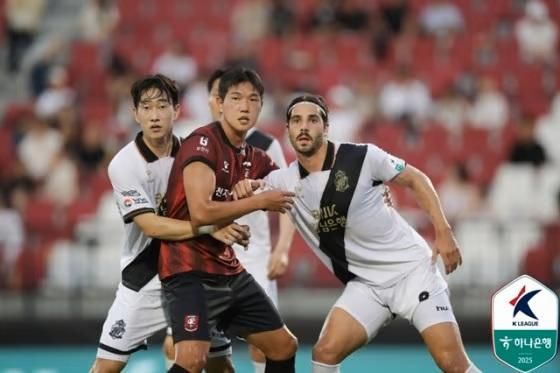 K리그2 부천이 올여름 새로 영입한 베테랑 센터백 백동규(가운데)가 지난달 28일 경남 선수들과 경합하고 있다. 한국프로축구연맹 제공