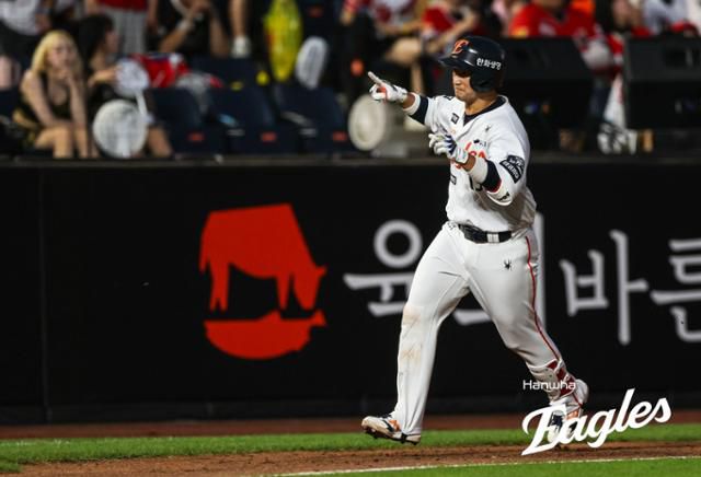 최재훈이 9일 대전 한화생명 볼파크에서 열린 KIA와 경기에서 4회말 역전 결승 스리런포를 터뜨린 후 그라운드를 돌고 있다. 한화 제공