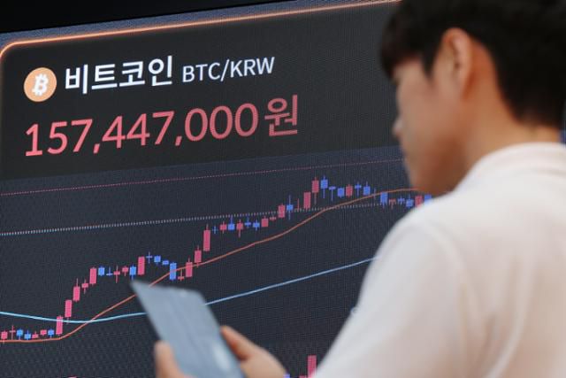 비트코인의 가격이 11만6000달러선을 돌파한 11일 서울 강남구 빗썸라운지 전광판에 비트코인 시세가 나오고 있다. 뉴시스