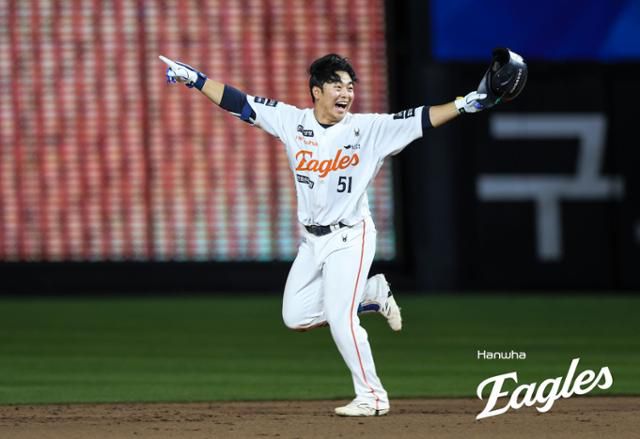 한화 문현빈이 10일 대전 한화생명 볼파크에서 열린 KIA전에서 끝내기 안타를 친 후 그라운드를 돌며 환호하고 있다. 한화 제공