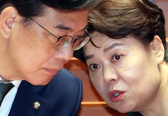 송언석(왼쪽) 국민의힘 비상대책위원장 겸 원내대표와 같은 당의 윤희숙 혁신위원장이 9일 서울 여의도 국회의사당에서 열린 긴급의원총회 도중 대화하고 있다. 뉴시스