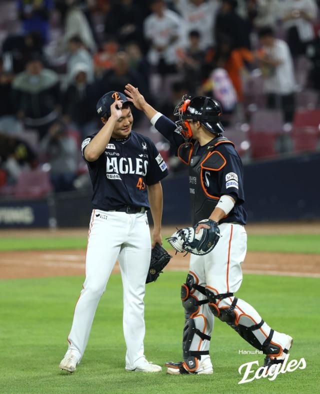최재훈(오른쪽)이 5월 2일 광주 KIA챔피언스필드에서 열린 KIA와 경기를 끝낸 후 승리투수가 된 정우주를 축하하고 있다. 한화 제공