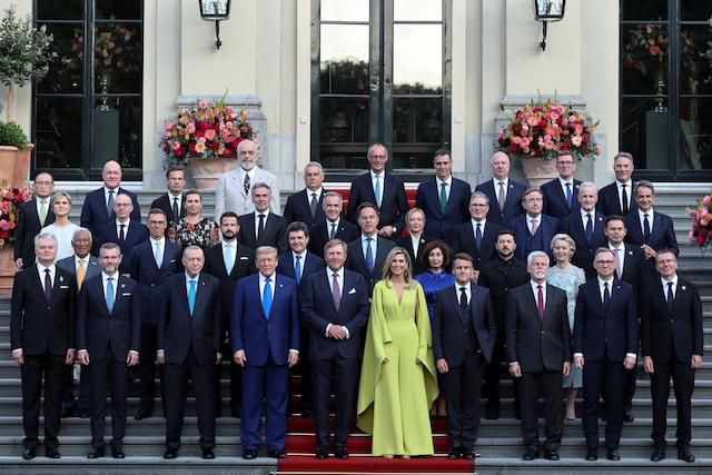 북대서양조약기구(NATO·나토) 정상회의를 위해 네덜란드 헤이그에 모인 각국 정상들이 지난달 24일 기념사진을 촬영하고 있다. 이 회의에서 나토 회원국은 도널드 트럼프 미국 대통령의 요구대로 국내총생산(GDP)의 5%까지 방위비 지출을 늘리기로 했다. 헤이그=로이터 연합뉴스