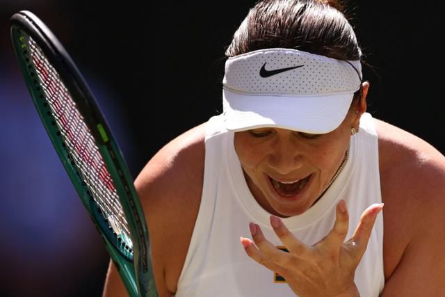아만다 아니시모바가 10일 영국 런던 올잉글랜드 클럽에서 열린 2025 윔블던 여자 단식 준결승에서 세계 랭킹 1위 아리나 사발렌카에게 승리한 뒤 포효하고 있다. 런던=AFP 연합뉴스