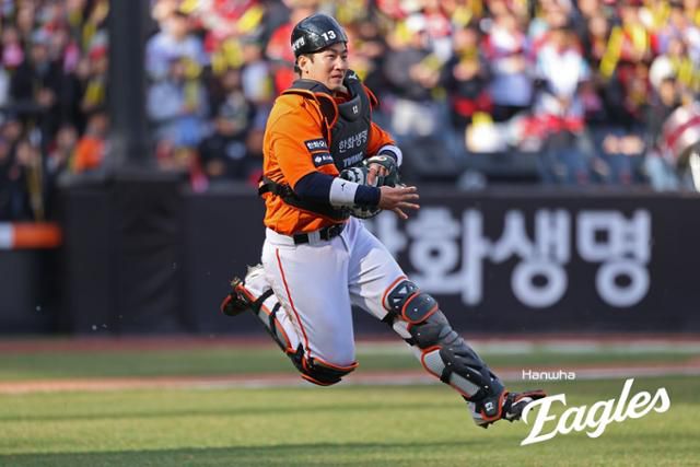 한화의 안방마님 최재훈이 3월 30일 대전 한화생명 볼파크에서 열린 KIA전에서 송구 후 공을 바라보고 있다. 한화 제공