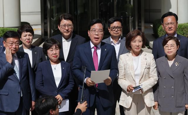 해병대원 사망사건 수사방해 의혹을 수사하는 특검팀이 국민의힘 임종득 의원실을 압수수색 중인 11일 국민의힘 송언석 비상대책위원장 겸 원내대표가 서울 서초구 서울중앙지방법원을 항의 방문해 발언하고 있다. 연합뉴스