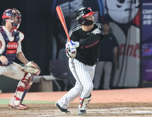 LG 김현수(오른쪽)가 1일 부산 사직야구장에서 열린 롯데와 경기에서 7회초 1타점 적시타를 치고 있다. 부산=연합뉴스