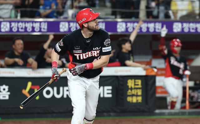 KIA 패트릭 위즈덤이 8일 대전 한화생명 볼파크에서 열린 한화와 경기에서 8회초 만루홈런을 친 후 타구를 바라보고 있다. 대전=연합뉴스