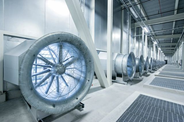 스웨덴 룰레오에 위치한 메타의 데이터센터 내부에 여러 대의 냉각 팬이 설치돼 있다. 메타 제공