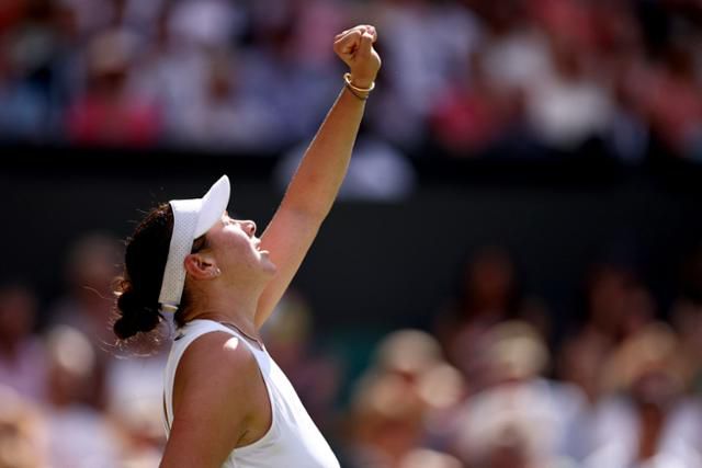 아만다 아니시모바가 10일 영국 런던의 올잉글랜드 클럽에서 열린 2025 윔블던 여자 단식 준결승에서 세계 랭킹 1위 아리나 사발렌카를 꺾은 뒤 환호하고 있다. 런던=AFP 연합뉴스