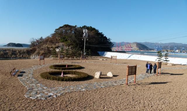 부산 가덕도 선사유적지 홍보 공원. 한국문물연구원