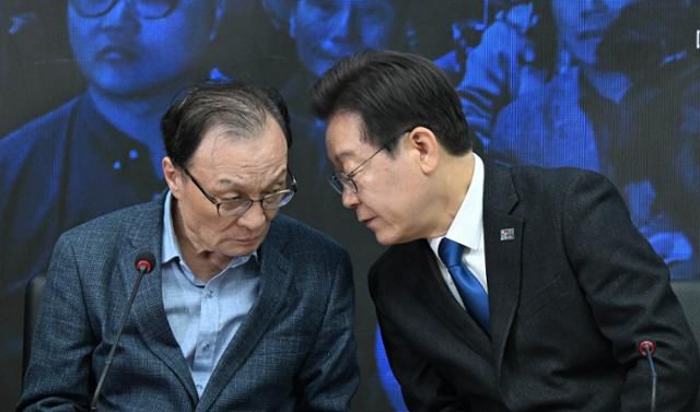 이재명 더불어민주당 상임공동선대위원장이 2024년 여의도 당사에서 열린 제12차 합동 중앙선대위 겸 선대위 해단식에서 이해찬 상임공동선대위원장과 대화하고 있다. 고영권 기자