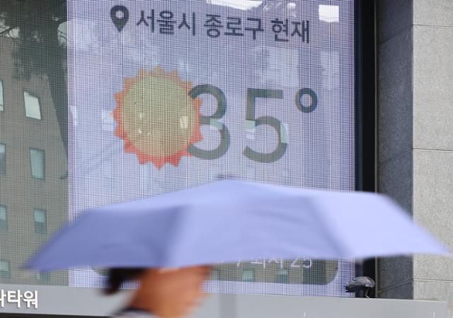 폭염이 이어지고 있는 9일 서울 종로구의 한 건물 외벽에 현재 기온이 표시되고 있다. 뉴스1