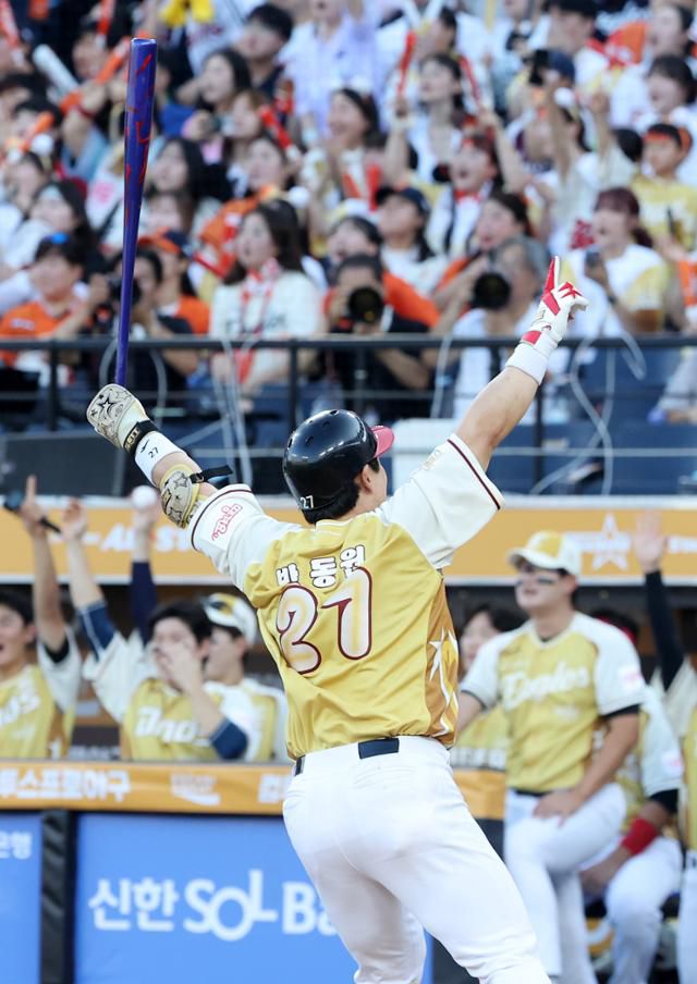 박동원이 1회말 2사 2루에 홈런을 친 뒤 환호하고 있다. 대전=연합뉴스