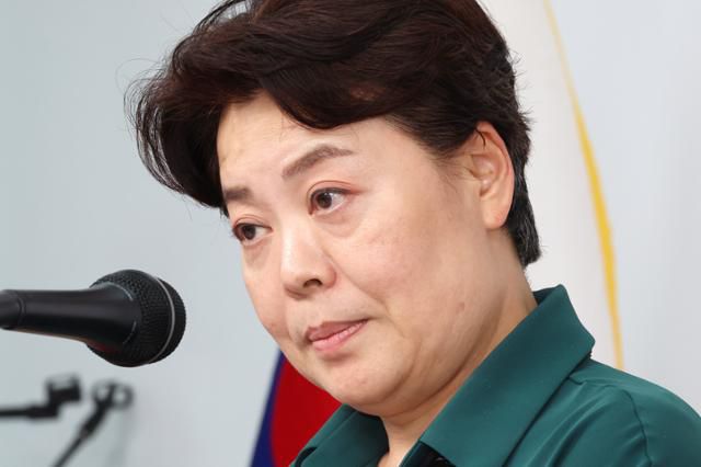 윤희숙 국민의힘 혁신위원장이 10일 서울 여의도 당사에서 혁신위 첫 회의 결과 브리핑 도중 취재진의 질문을 경청하고 있다. 연합뉴스