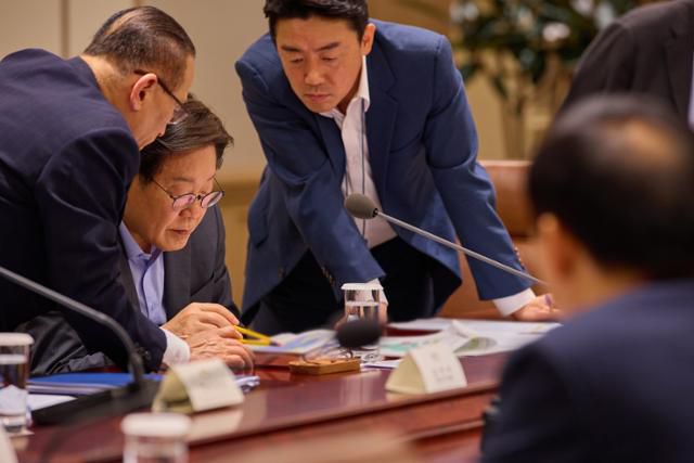 이재명 대통령이 지난 10일 대통령실에서 열린 국가안전보장회의(NSC) 전체회의에서 강훈식(오른쪽) 비서실장과 위성락(왼쪽) 국가안보실장과 함께 자료를 살펴보고 있다. 대통령실 제공