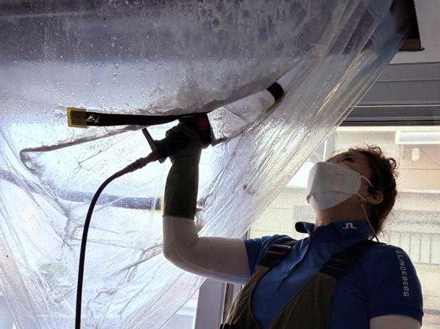 정씨가 에어컨 내부 팬을 구석구석 세척하는 모습. 그는 에어컨이 깨끗해지는 모습을 보며 그간 경험했던 어떤 직업보다도 만족도가 크다고 했다. 최은서 기자