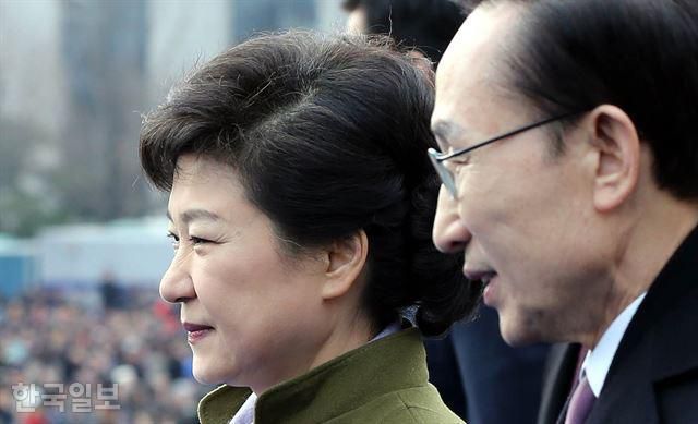 2013년 2월 25일 제18대 대통령으로 취임한 박근혜(왼쪽) 당시 대통령이 서을 여의도 국회의사당 앞마당에서 열린 취임식을 마친 뒤 전임자인 이명박 전 대통령과 함께 걸어 나가고 있다. 고영권기자