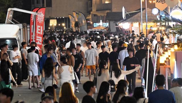 2023년 7월 강원 양양군 현남면 '양리단길'을 젊은이들이 가득 채우고 있다. 한국일보 자료사진