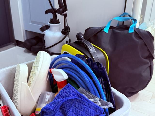 정씨가 에어컨 청소 작업을 위해 양손 가득 챙겨온 그의 청소 장비들. 각종 현장을 다니며 쌓아온 그만의 노하우가 곳곳에 담겨 있다. 최은서 기자