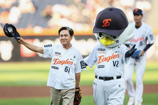 김태흠 충남지사가 10일 대전 한화생명 볼파크 경기장에서 열린 기아 타이거즈와 한화 이글스 경기에서 시구하기 위해 마운드로 이동하고 있다. 충남도 제공