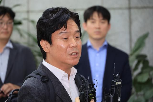 김영훈 고용노동부 장관 후보자가 지난달 24일 인사청문회 준비 사무실이 위치한 서울 중구 서울지방고용노동청으로 들어서며 기자의 질문에 답하고 있다. 연합뉴스