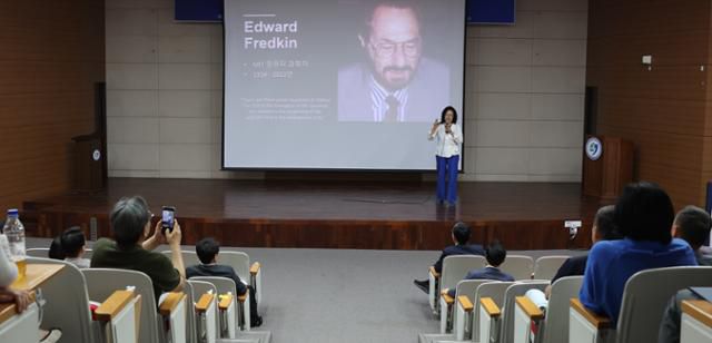 14일 원주 상지대 대회의실에서 열린 사회공헌 얼라이언스(연합) 구축 및 산학연 생태계 조성을 위한 협약식에서 박영선 전 중소벤처기업부 장관이 우주와 생명, 인공지능(AI)의 탄생을 주제로 특강을 하고 있다. 상지대 제공.