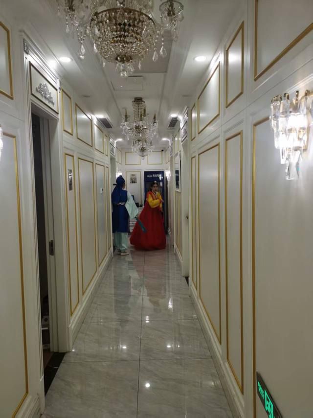 지난달 24일 중국 베이징시 차오양구의 한 중국 식당 내에 한복을 입은 북한 종업원들이 공연을 하기 전 복도에서 대기하고 있다. 베이징=이혜미 특파원