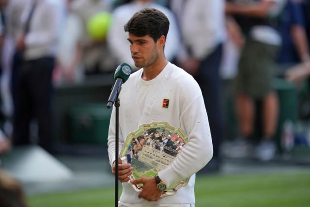 카를로스 알카라스가 14일 영국 런던 올잉글랜드클럽에서 열린 2025 윔블던 남자 단식 결승에서 얀니크 신네르에 패해 준우승한 뒤 소감을 전하고 있다. 런던=AP 연합뉴스